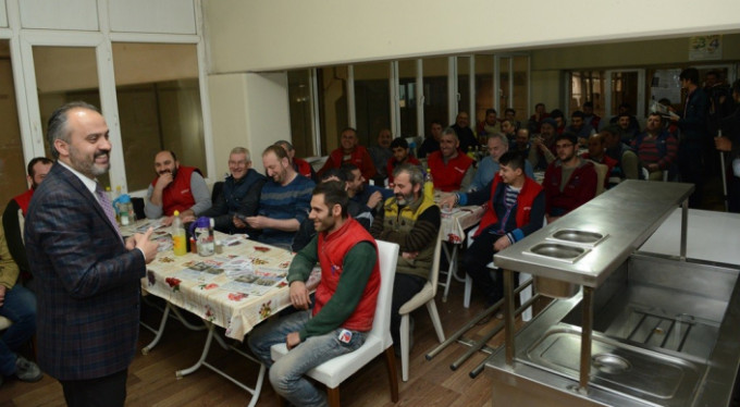 Referandum için Bursa'da kapı kapı geziyor