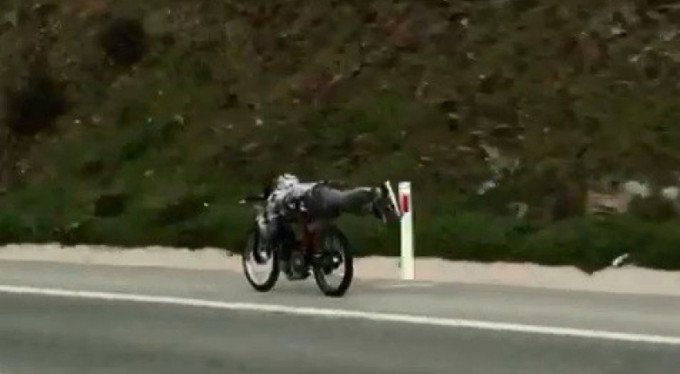 120 km hızla motosikletle öyle birşey yaptı ki..?