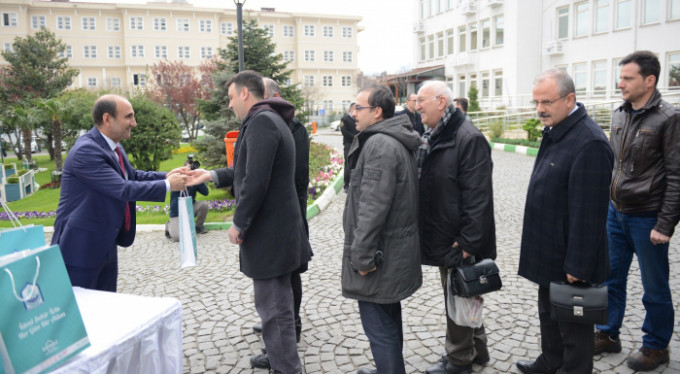Başkan, Bursa'da fıstık çamı dağıttı