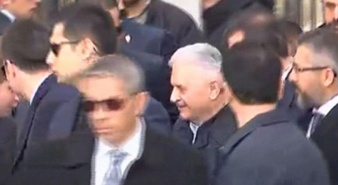 Başbakan, Şehit Halisdemir'in mezarında