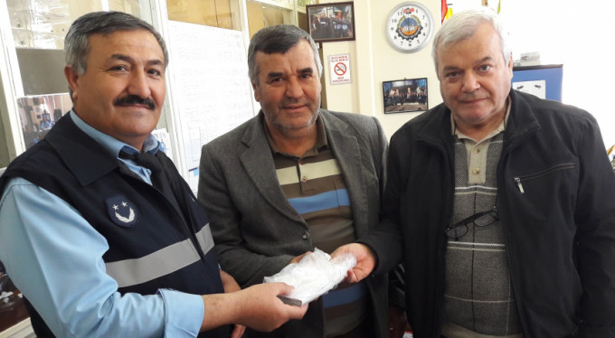 Yolda bulduğu 10 bin lirayı bakın ne yaptı?