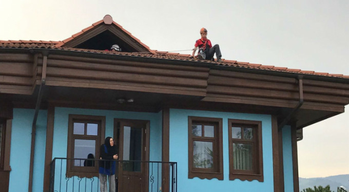 Bursa'da çatıda böyle mahsur kaldı