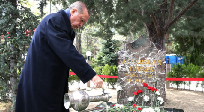 Erdoğan, Türkeş'in mezarını ziyaret etti