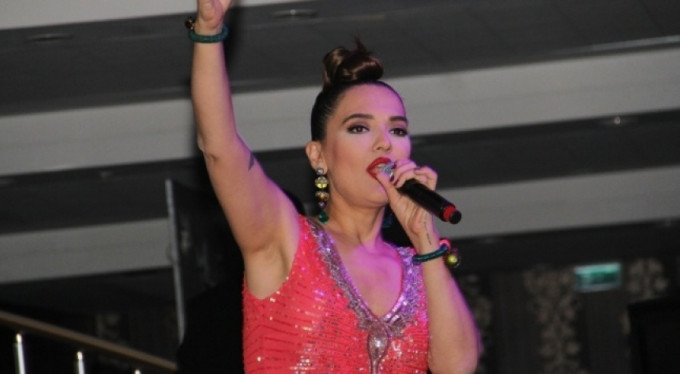 Demet Akalın'a büyük şok! Tatili zehir oldu...