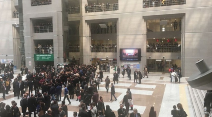 Polis ve avukatlar böyle karşı karşıya geldi