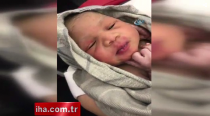 Dünyaya gözlerini havada açtı