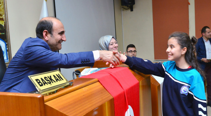 Bursalı sporcuları Başkan ödüllendirdi