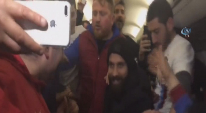 Olcay Şahan'a uçakta büyük sürpriz