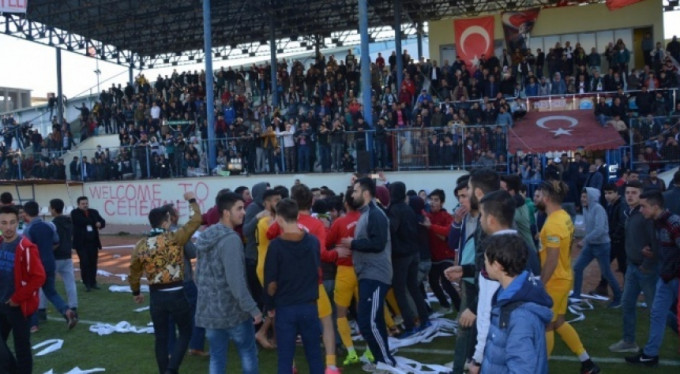 Futbol maçında saha böyle karıştı!