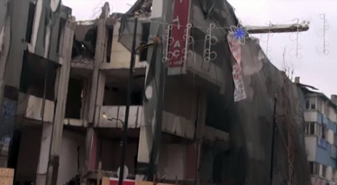 İş Merkezinin kolonu caddeye savruldu