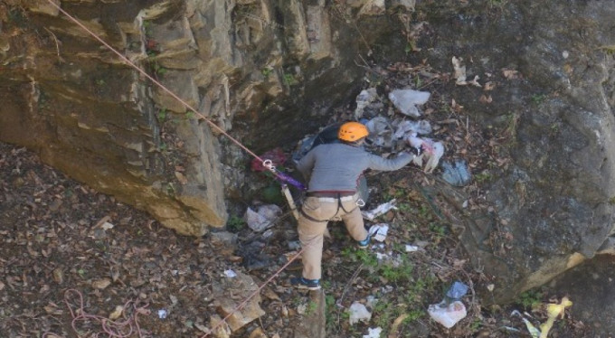 Bursa'nın uçurumlarından 1 ton çöp toplandı