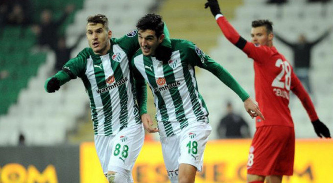 Timsah'ı yerliler sırtlıyor