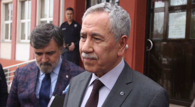 Bülent Arınç mahkeme karşısında