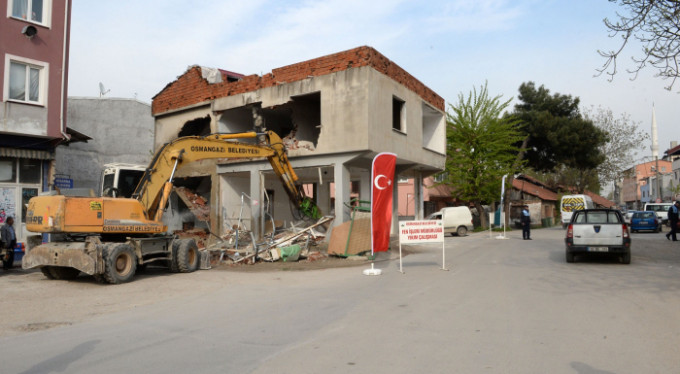 Çıkmaz sokaklar yıkılıyor, Bursa caddeleri genişliyor