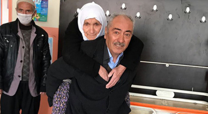 Seçime damga vuran görüntü! Annesini...