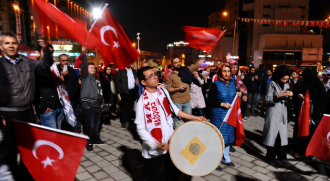 Sonuçlar açıklandı, Bursa sokağa döküldü