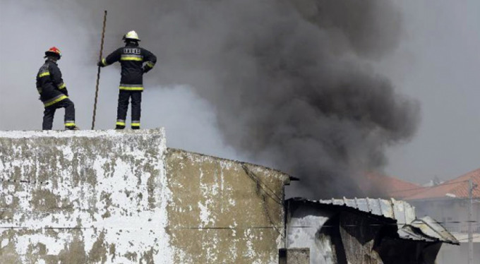 Süpermarket otoparkına uçak düştü!