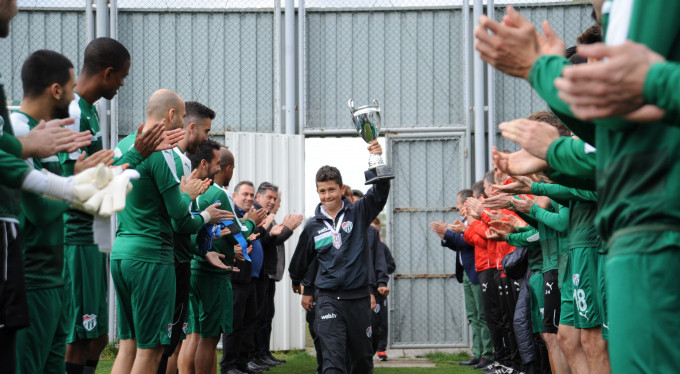 Bursasporlu futbolcular minik şampiyonları alkışladı