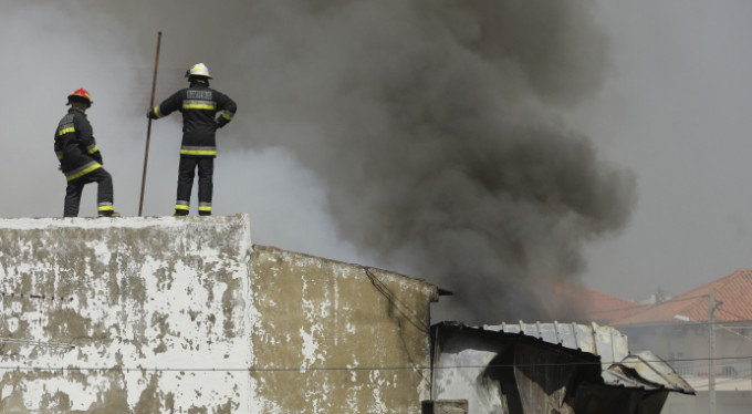 Süpermarketin otoparkına uçak saplandı