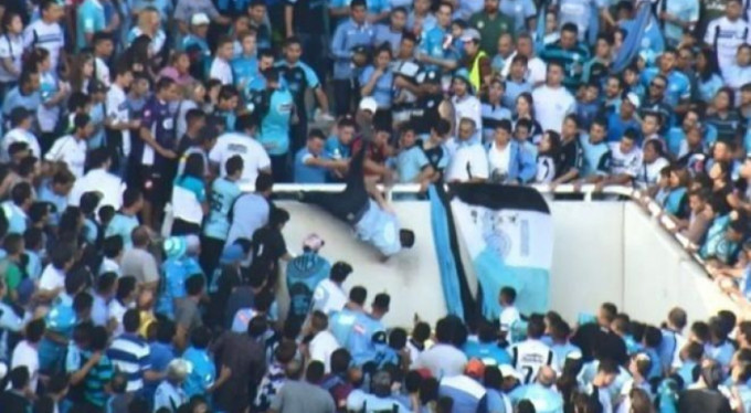 Tribünden atıp öldürdüler!