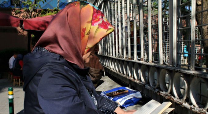 Bursa'da öğrenciler sınavda, veliler duada