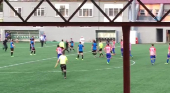 Kırmızı kart çıktı, saha böyle karıştı