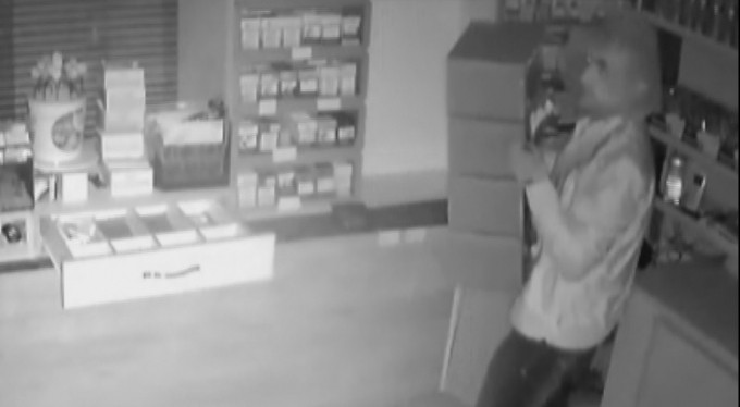 Hırsızlar kamerayı fark edince bakın ne yaptılar