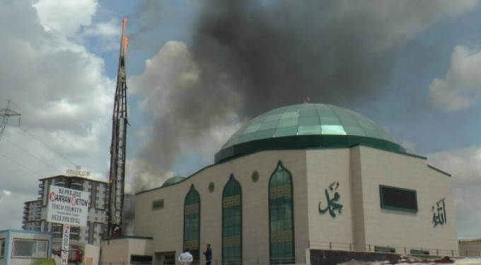 Cuma namazı öncesi camiide yangın