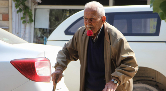 59 yıldır gülü ağzında tutuyor!