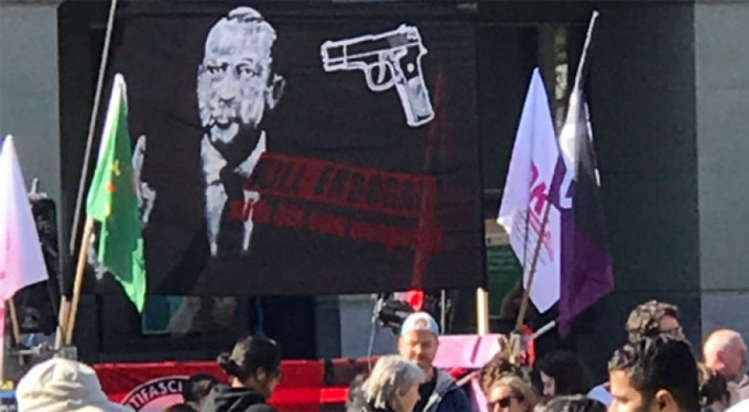 Çirkin pankart cezasız kaldı!