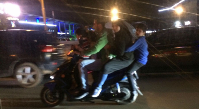 Görenleri şaşkın, canlarını riske etti