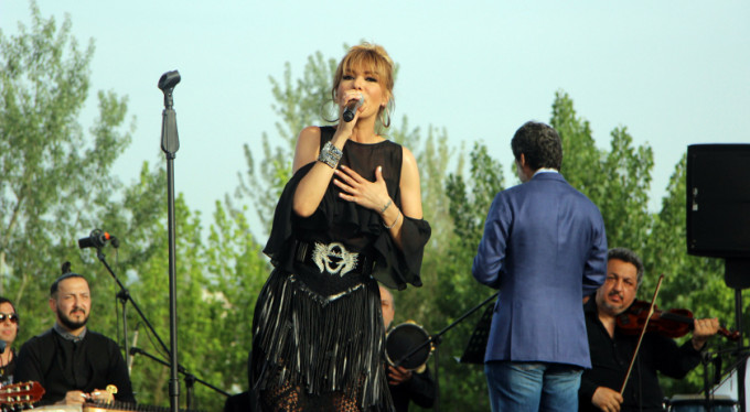 Bursa'da Gülben Ergen coşkusu