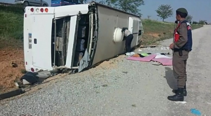 Otobüs devrildi, çok sayıda yaralı var