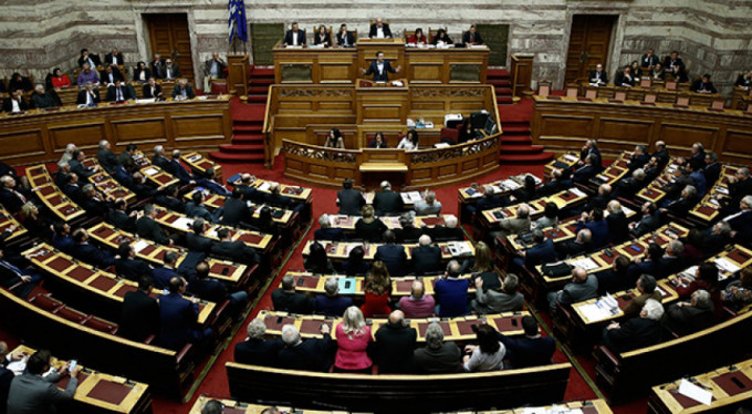 Yunan meclisinde kavga