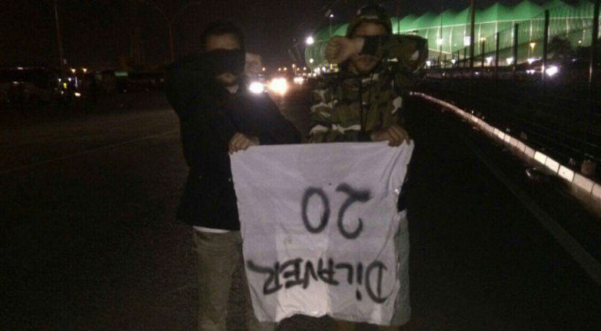 Bursaspor taraftarı Beşiktaşlıların pankartını aldı