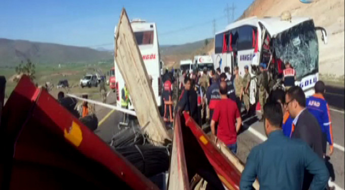 Korkunç kaza: 2 ölü, 30 yaralı