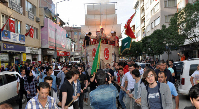 Bursa'da Fatih'in gemisini karadan yürüttüler