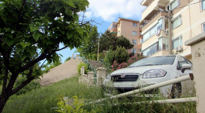 Bursa'da otomobil merdivenlerden uçtu