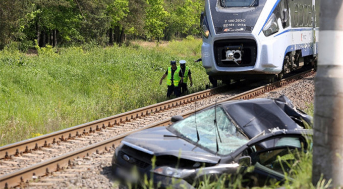 Trenle otomobil feci çarpıştı: 1 ölü