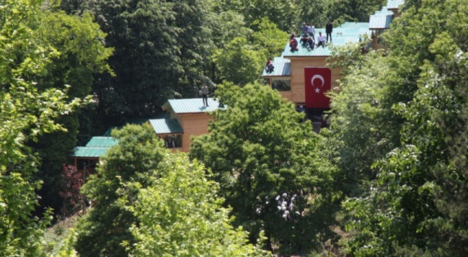 Polisi görünce hemen çatılara çıktılar