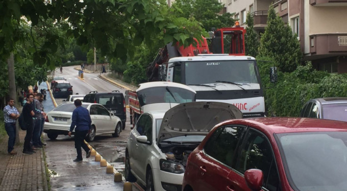 Bursa'da otomobiller sel sularına kapıldı..!