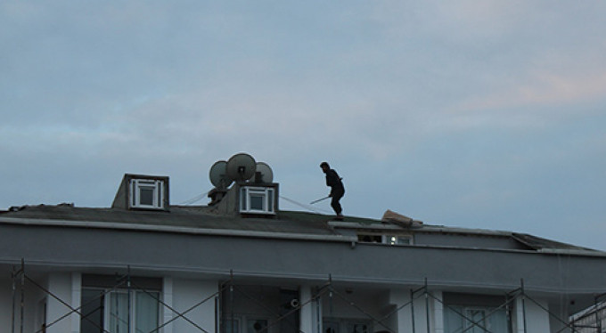 Çatıda kiremit bırakmadı! Polisi alarma geçirdi