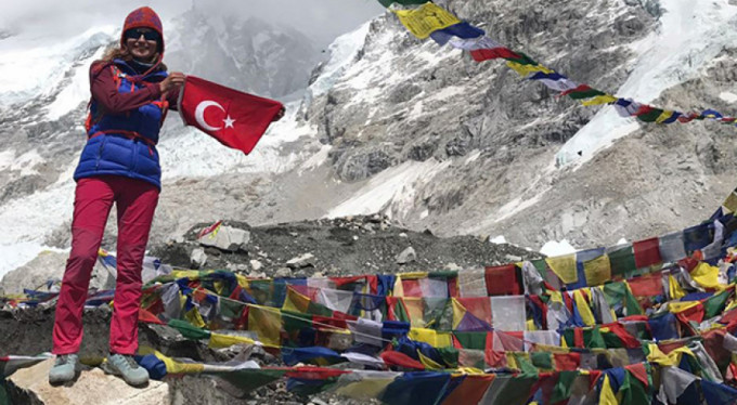 Everest'te Türk bayrağı...