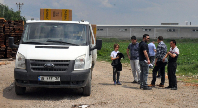 Bursa'da talihsiz kaza: 1 işçi kamyonetin altında...