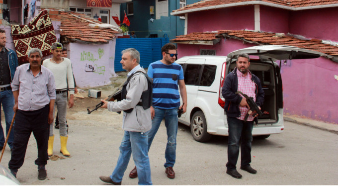 Ortalık karıştı, polis uzun namlulu silahlarla...