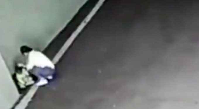 Çocuğunu yol kenarına bırakıp böyle kaçtı