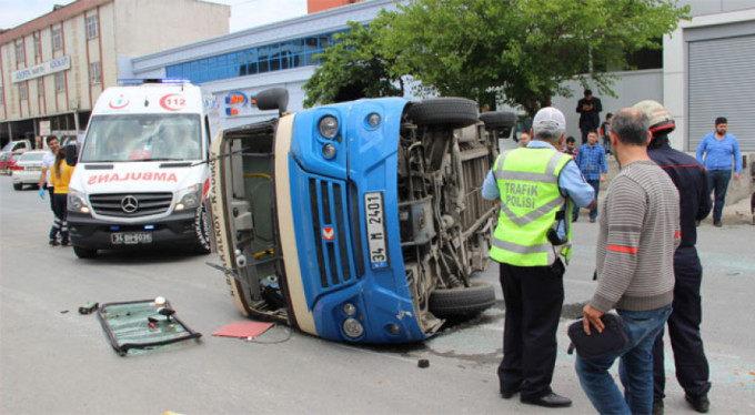 Yolcu minibüsü devrildi! O anlar kamerada