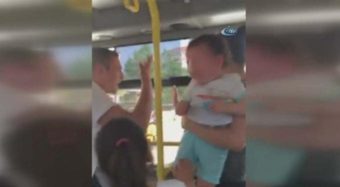 Herkes onu konuşuyor! Kadının üstüne yürüdü