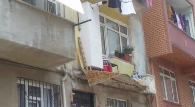 Çamaşır asarken balkon çöktü
