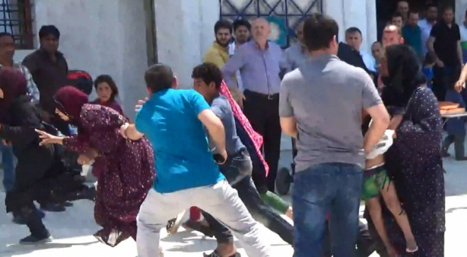 Bursa'da cuma saati ortalık karıştı